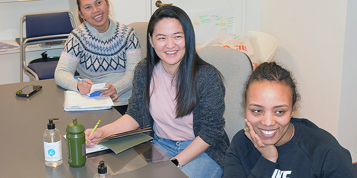 Three sosu-students in class